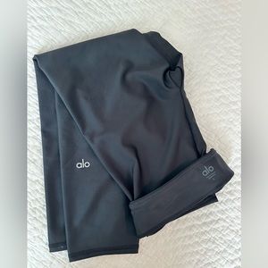 Alo cropped leggings with zipper pocket, black, size small